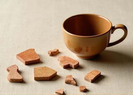 修復前の陶器の破片